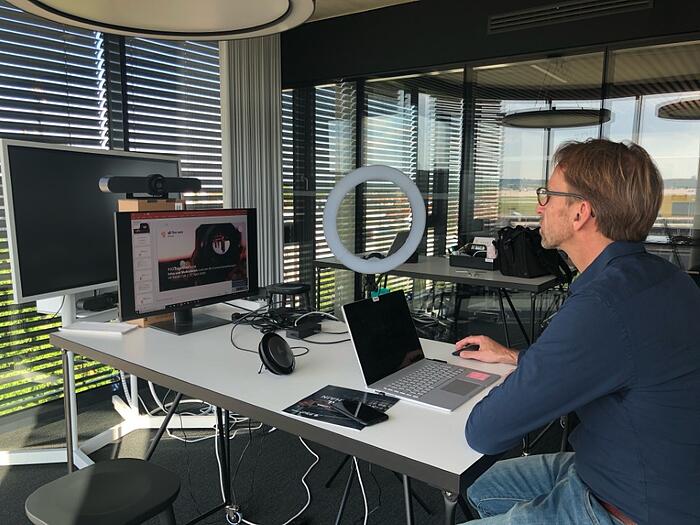 Einer der Chefs der All for One Group im Online-Meeting