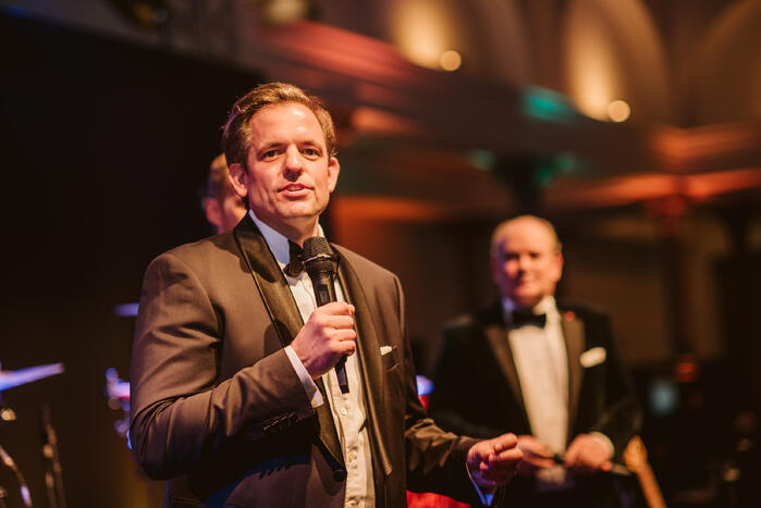 Dr. Thomas M. Fischer tauscht für den Gründerball Hemd und Sakko gegen Frack und Fliege