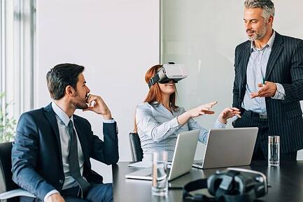 Das Themenspektrum IoT schließt auch sogenannte VR- oder AR-Brillen (Virtual/Augmented Reality) ein. (Quelle: Petar Chernaev/iStock)